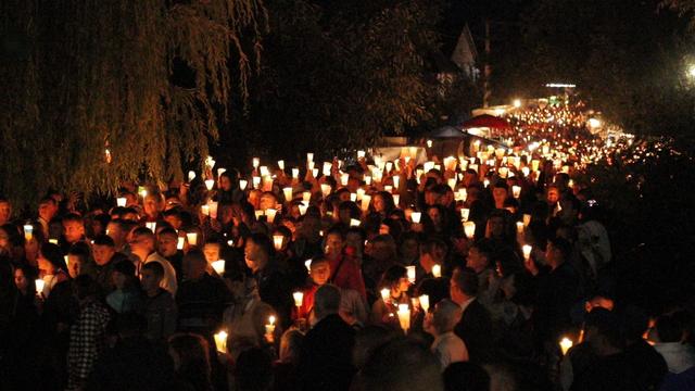  Тисячі прочан пройшли зі свічками у Зарваниці
