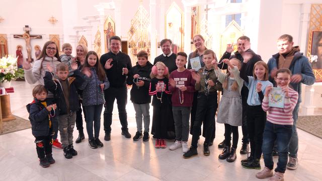 «Мільйон дітей моляться вервицю»: маленькі християни зі всієї країни плели кольорову вервицю