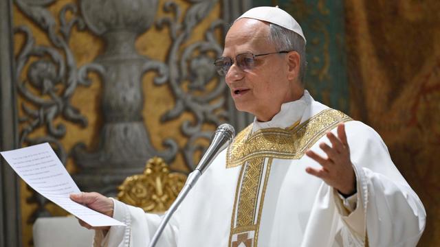 Папа Лев XIV молиться "Царице Неба": Дивіться пряму трансляцію з українським перекладом