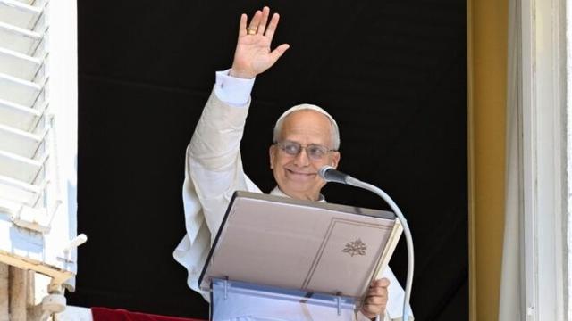 Папа Лев XIV молиться «Ангел Господній»: Дивіться пряму трансляцію з українським перекладом