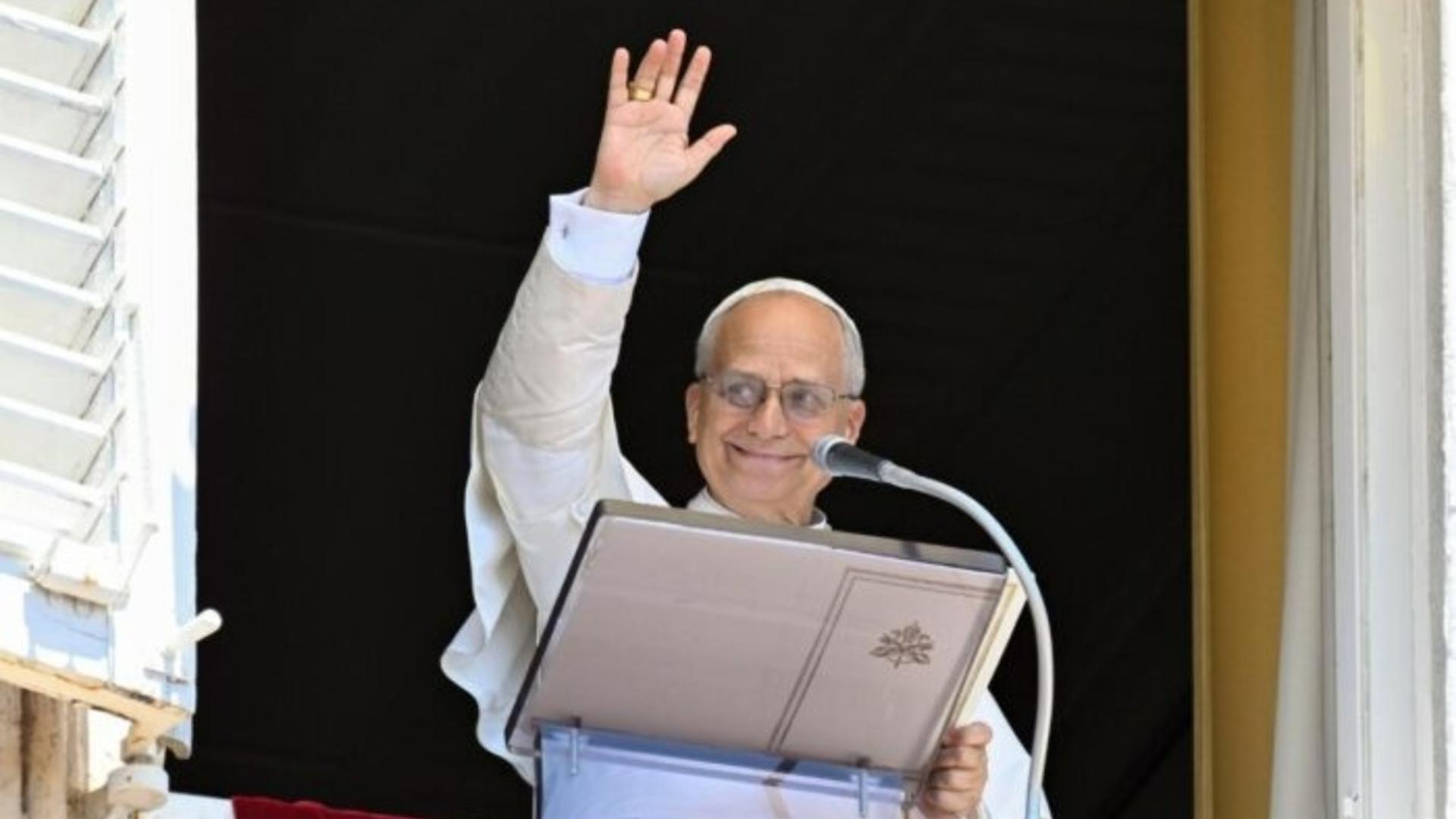 Папа Лев XIV молиться «Ангел Господній»: Дивіться пряму трансляцію з українським перекладом