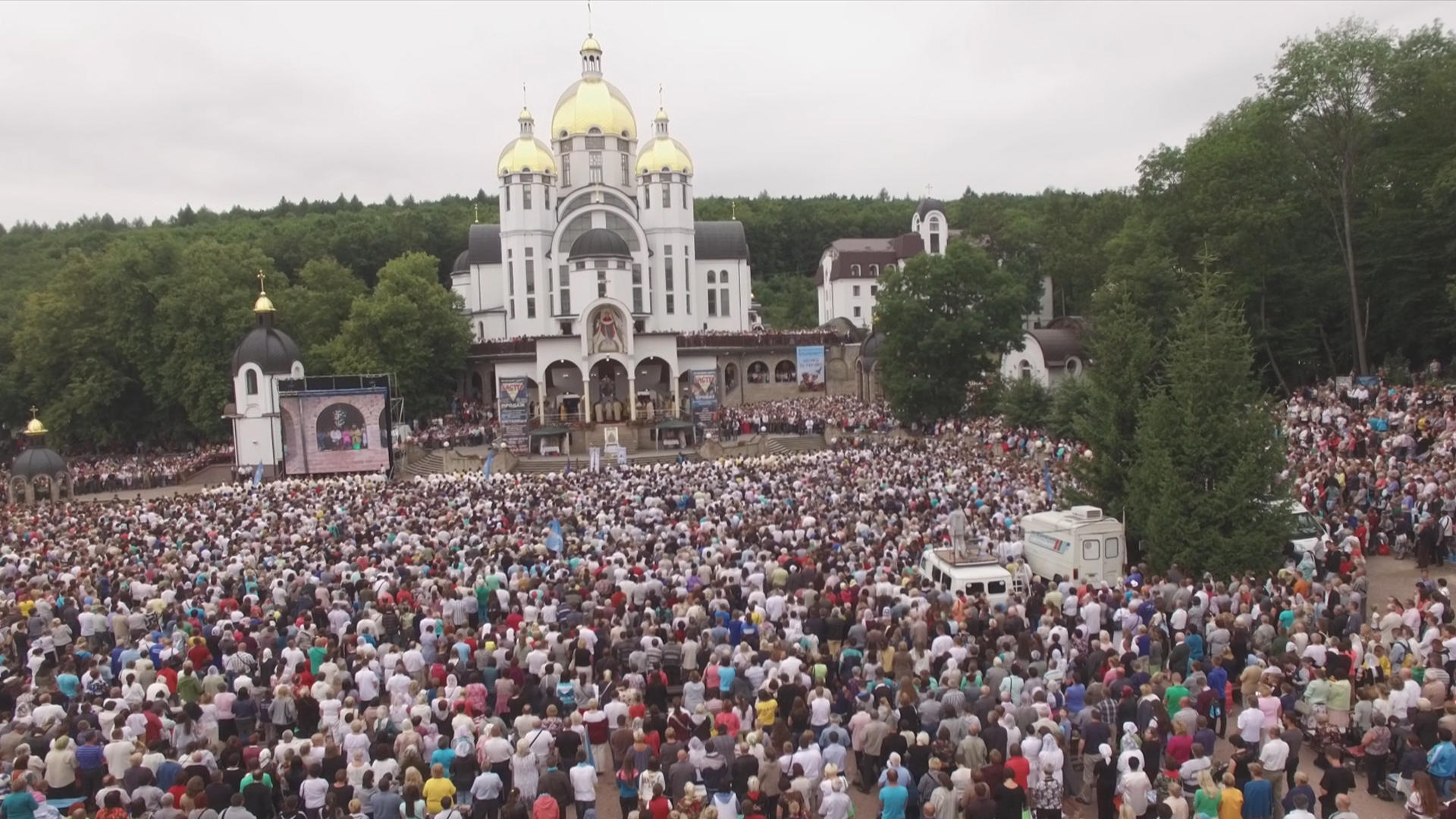 Архиєрейська Божественна Літургія у Марійському духовному центрі у Зарваниці 