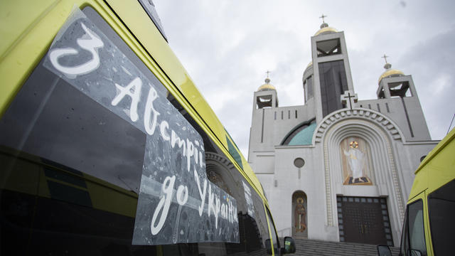 УГКЦ у Києві отримала 12 карет швидкої допомоги від громад в Австрії