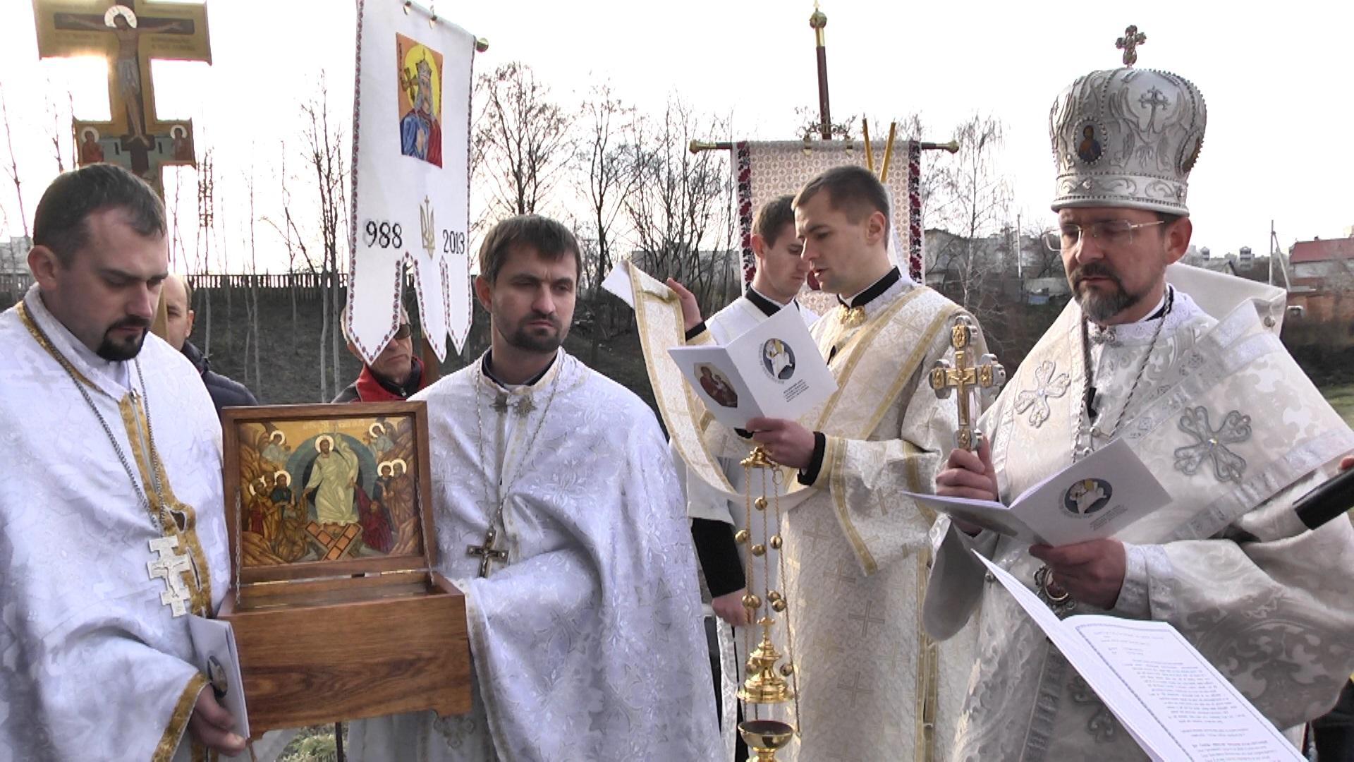 Молебним чином відкривання дверей розпочали Рік Божого милосердя у Вишгороді 