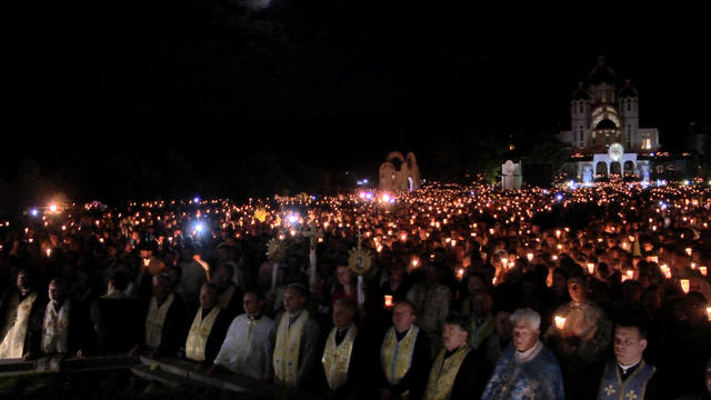 Похід зі свічками до чудотворного місця у Зарваниці 