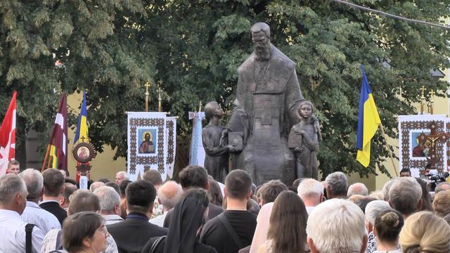 Пам`ятник Митрополиту Андреєві Шептицькому освятили в Івано-Франківську